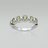 Meia aliança de Prata com topázio verde