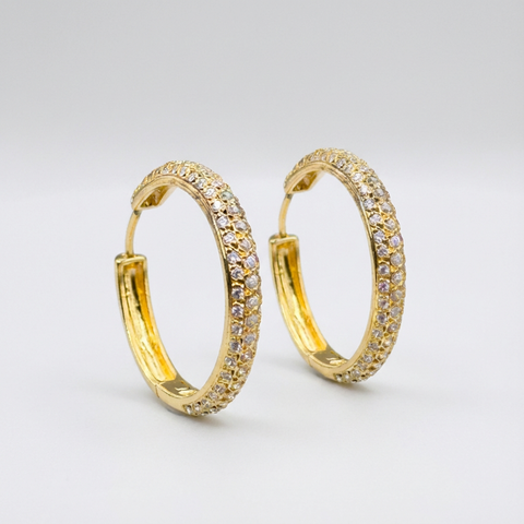 Brinco argola e zircônia