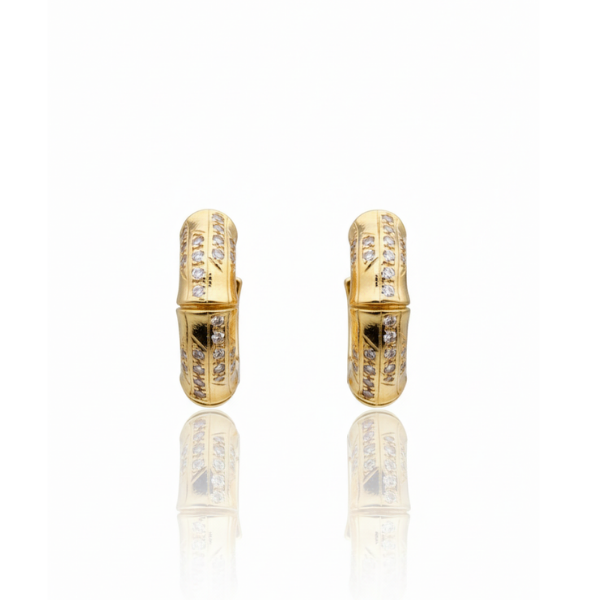Brinco bambu com zircônia.