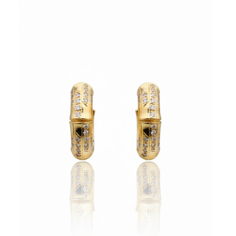 Brinco bambu com zircônia.