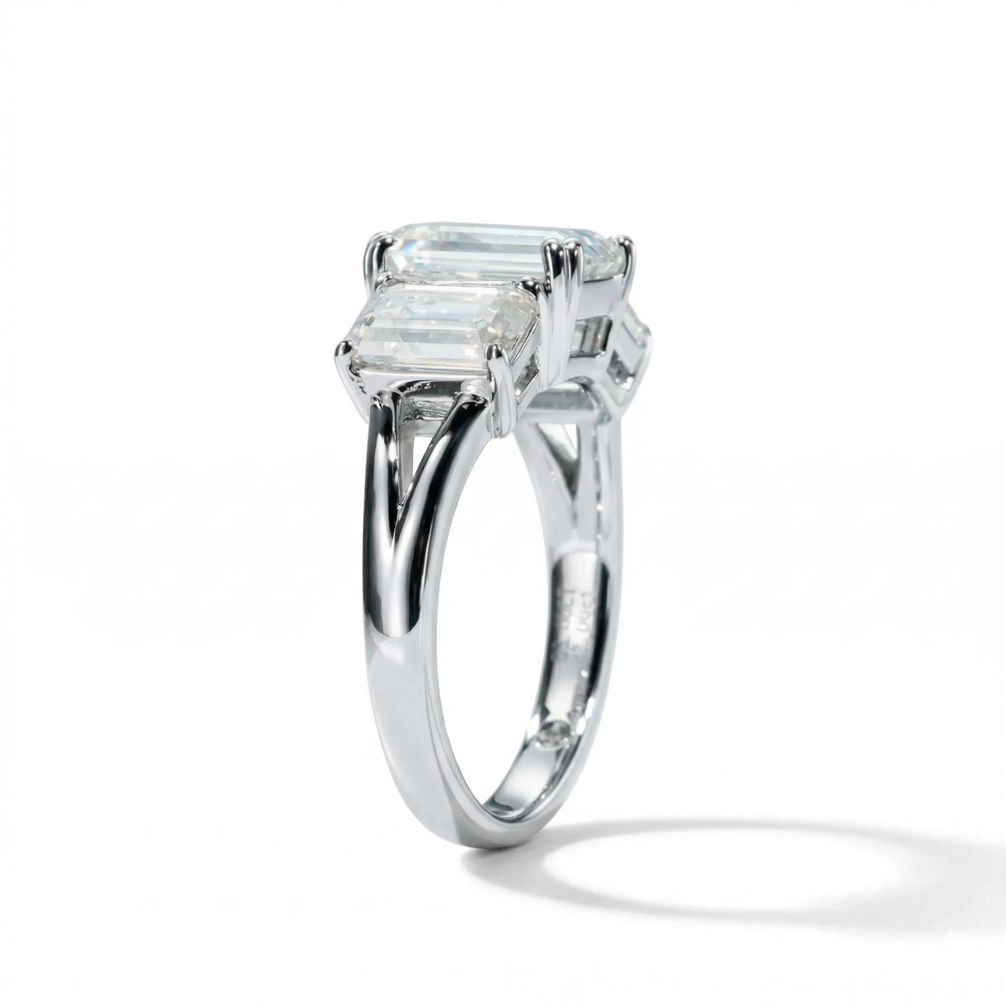 Anel 3 pedras em prata .925 e 5 ct esmeralda moissanite