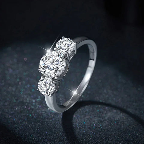 Anel 3 pedras em prata .925 e 4 CT moissanite