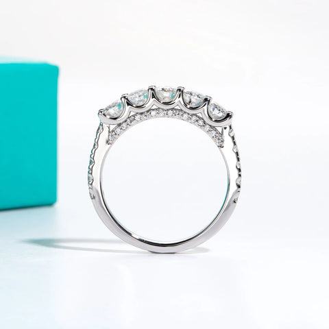 Aliança em prata .925 e 4 mm moissanites