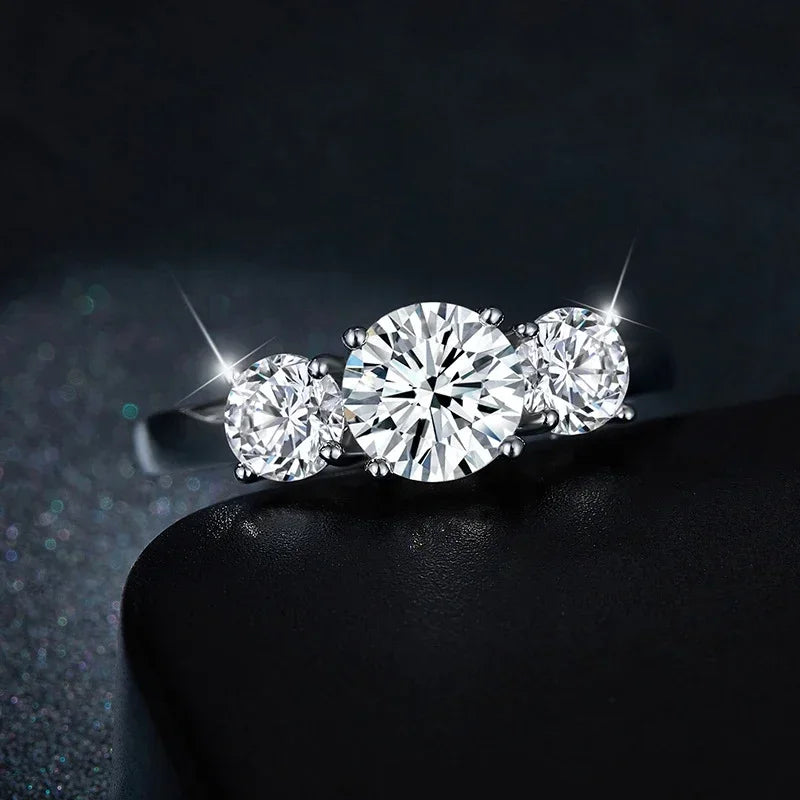 Anel 3 pedras em prata .925 e 4 CT moissanite
