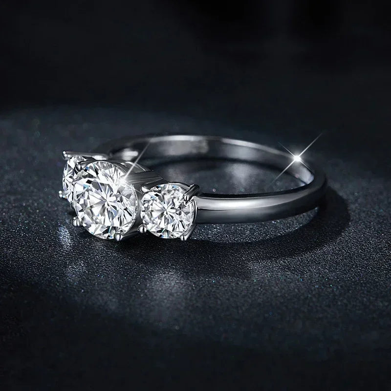 Anel 3 pedras em prata .925 e 4 CT moissanite
