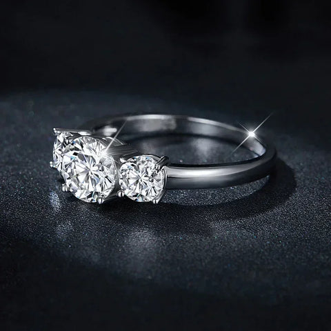 Anel 3 pedras em prata .925 e 4 CT moissanite
