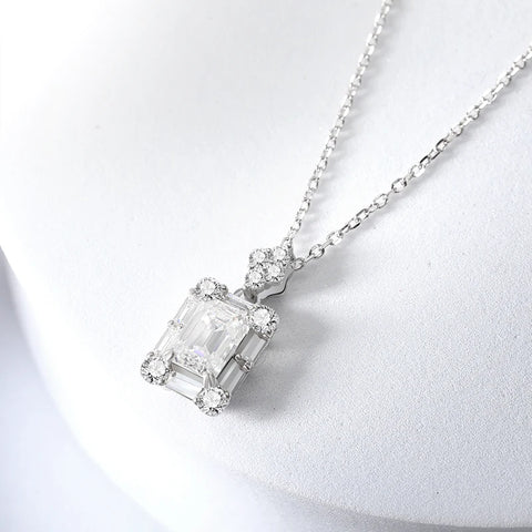 Colar com pingente em prata .925 e 1 CT moissanite