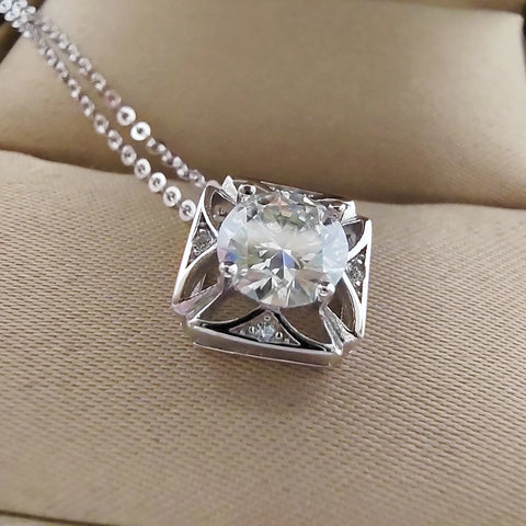 Colar com pingente em. prata .925 e 1 CT moissanite