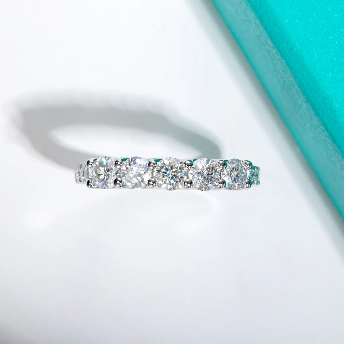 Aliança em prata .925 e 4 mm moissanites