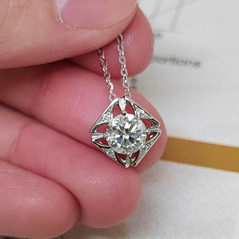 Colar com pingente em. prata .925 e 1 CT moissanite