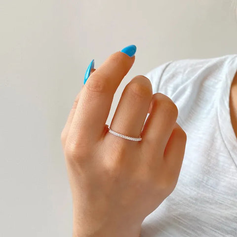 Meia aliança em prata .925 e 1mm moissanite