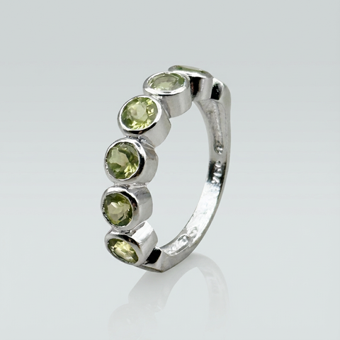 Meia aliança de Prata com topázio verde