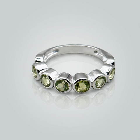 Meia aliança de Prata com topázio verde